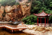 景区门票为何难降：毛利率可超60%堪比房地产